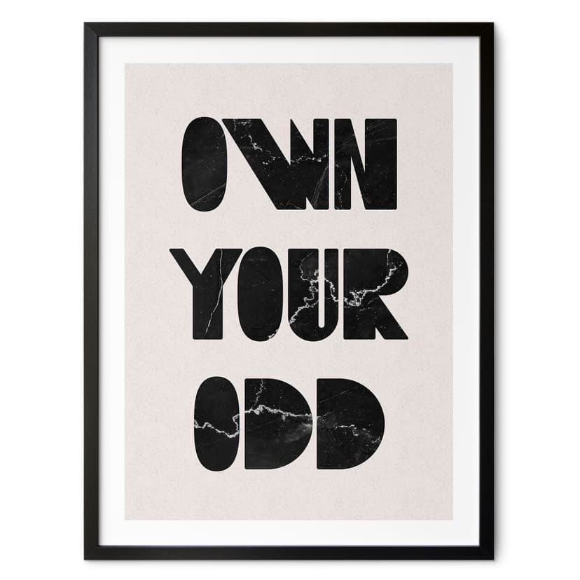 Póster de refranes Own your odd | Refrán motivador en blanco y negro