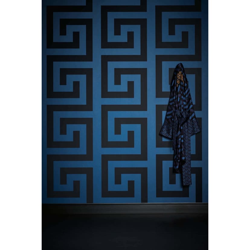 Papel pintado de lujo en tejido-no-tejido con Muestra de Meandros en Azul y Negro de Versace Home