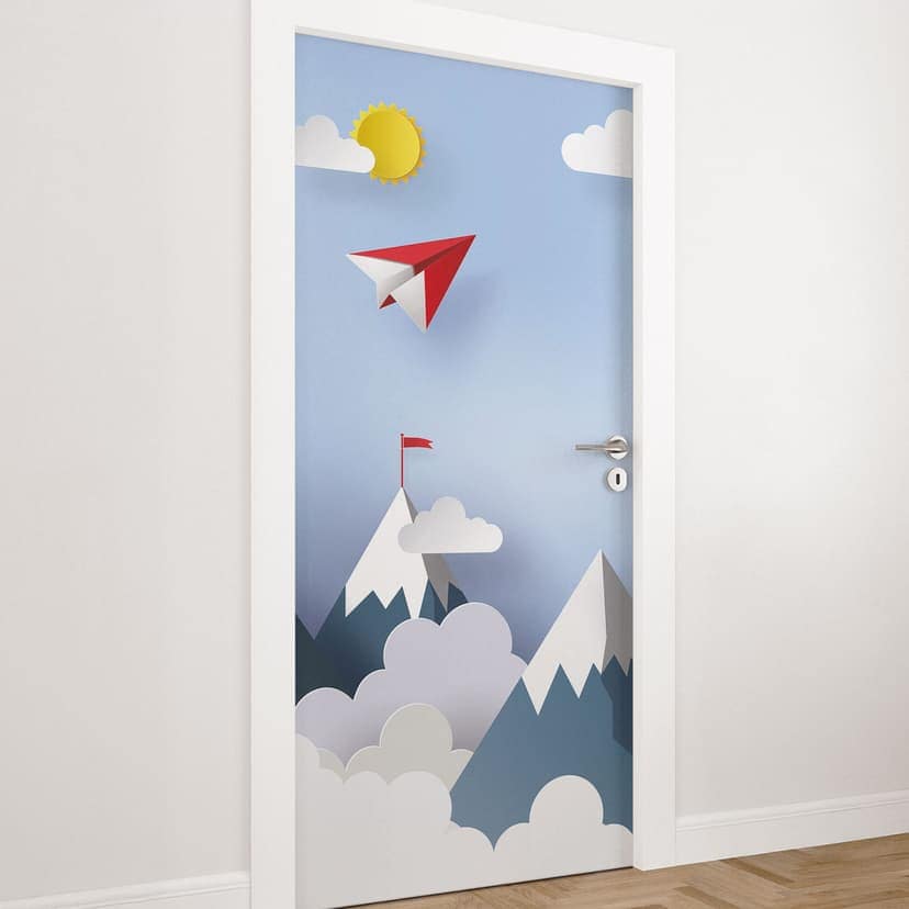 Película sobre la puerta de un avión de papel en la montaña