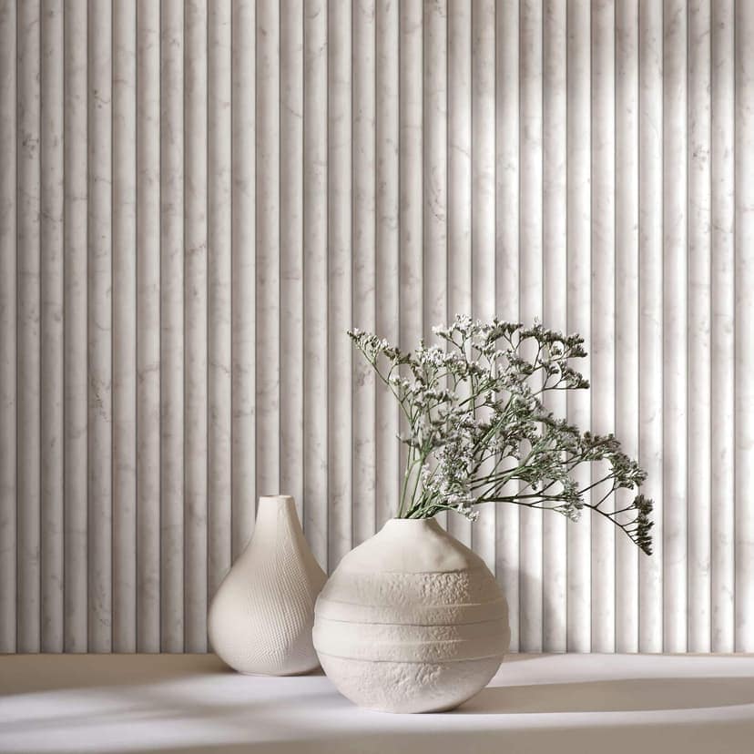 Papel pintado no tejido en beige, gris mármol aspecto piedra panel rayas clásico