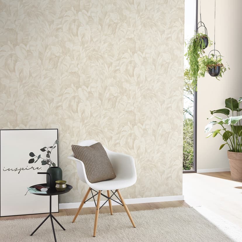 Papel pintado no tejido de aspecto selvático en color crema