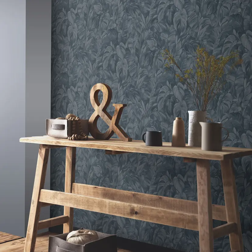 Papel pintado no tejido de aspecto selvático en azul, gris