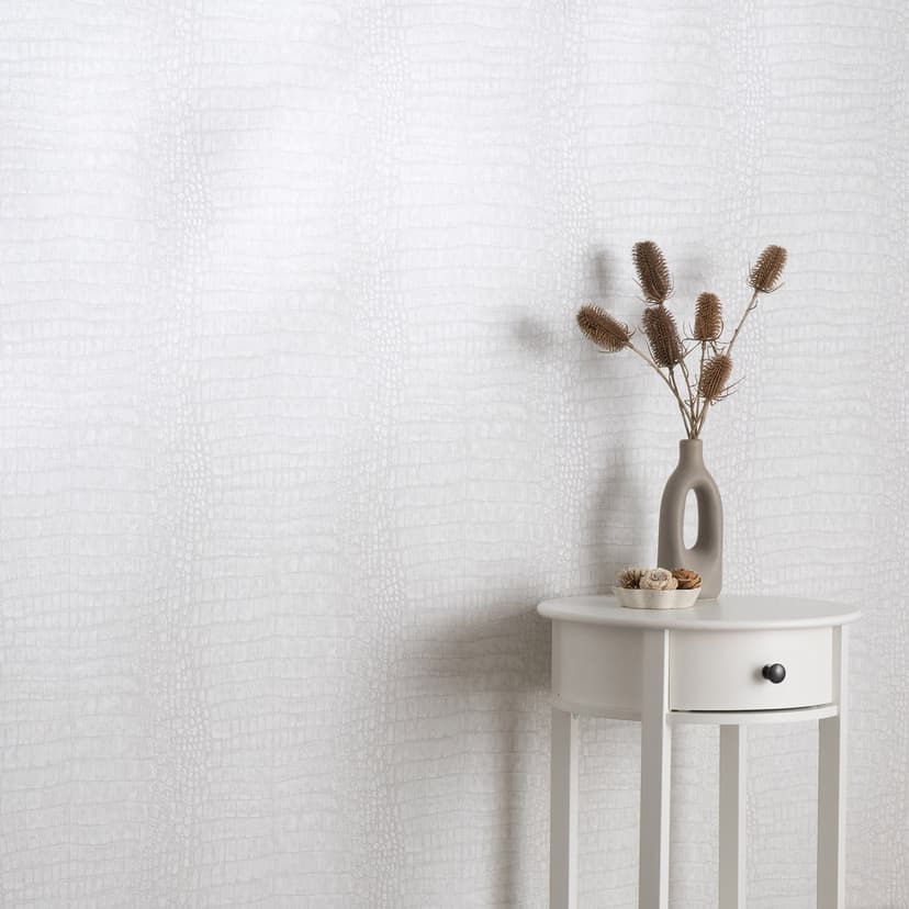 Papel pintado no tejido en blanco con aspecto de cocodrilo, textura discretamente moderna y elegante
