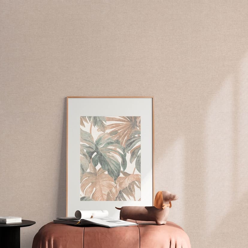 Papel pintado no tejido de color beige rosado liso con una fina textura de lino, sutilmente moderno y elegante