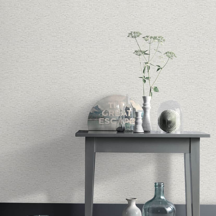 Papel pintado no tejido de color grisáceo con una fina textura tejida, sutilmente moderno y elegante atemporal