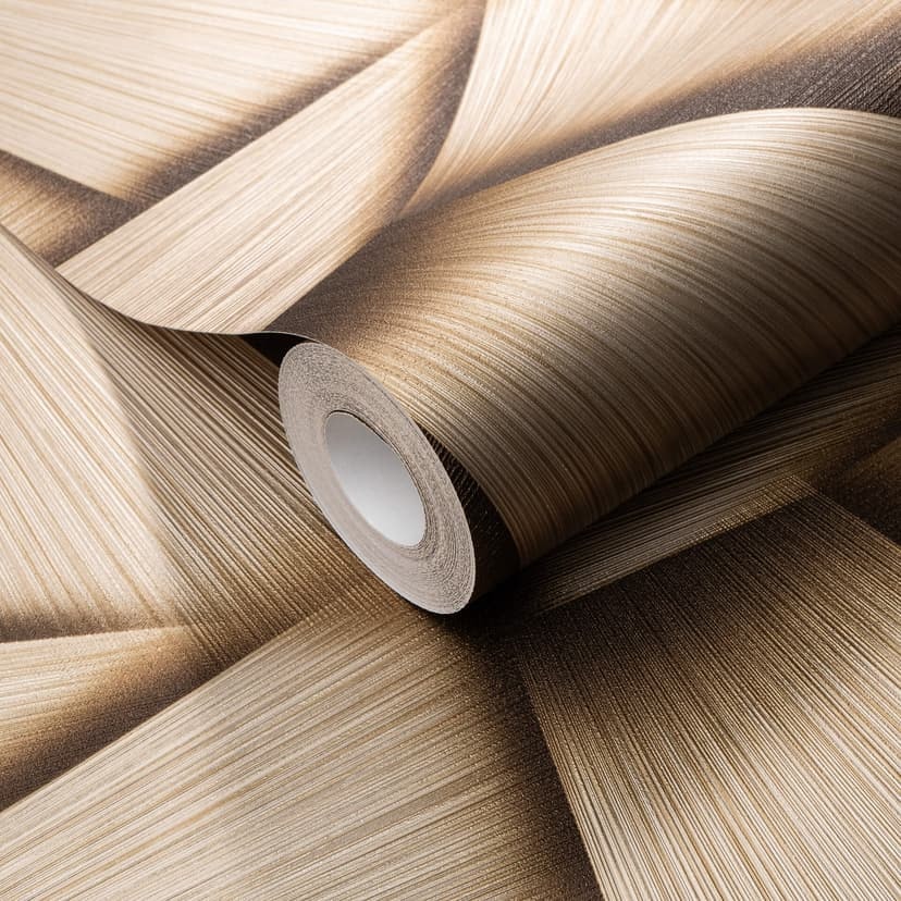 Papel pintado no tejido con formas geométricas y efecto metálico en dorado