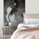 Fotomural - Mest - La mujer de gris - 144x260 cm