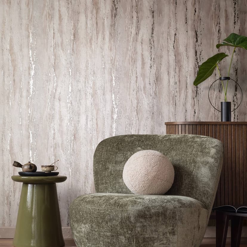 Papel pintado de tejido-no-tejido con textura gruesa y brillante de color gris y beige con aspecto de yeso