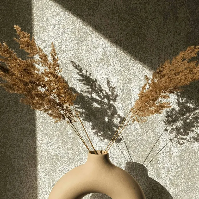 Papel pintado no tejido con un fuerte efecto brillante en textura platino de aspecto de hormigón claro