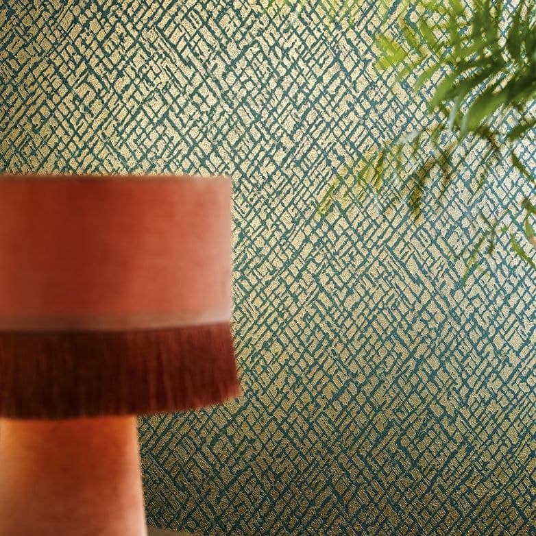 Papel pintado no tejido con motivo de celosía brillante verde, textura dorada