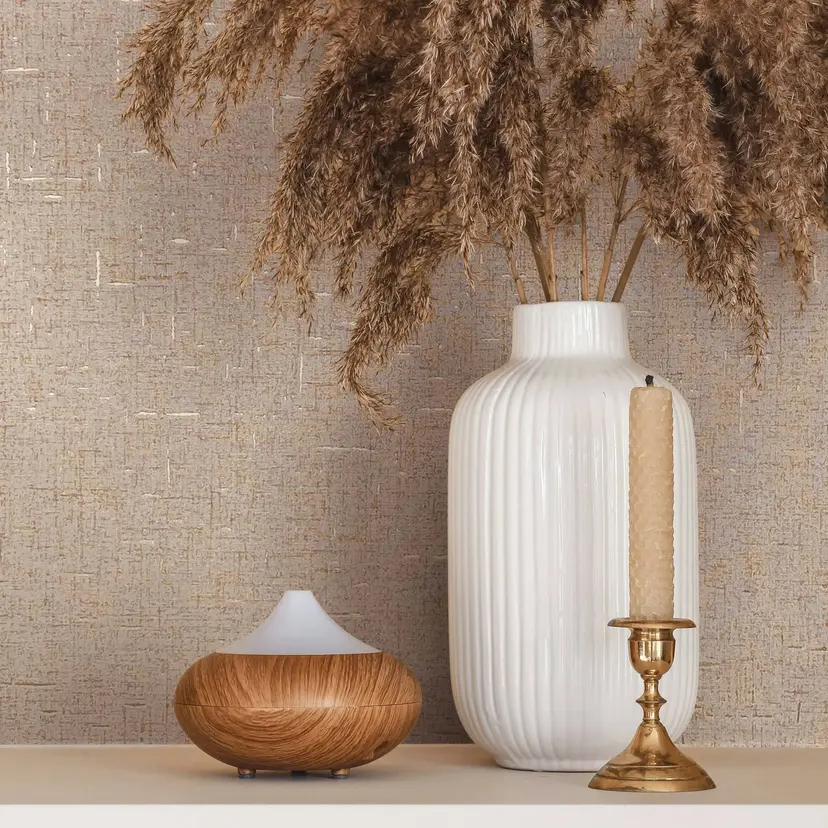 Papel pintado no tejido con textura lisa beige ligeramente brillante