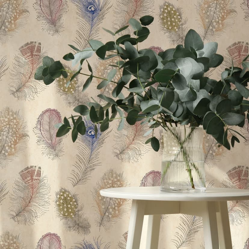 Papel pintado no tejido con plumas de colores sobre fondo beige