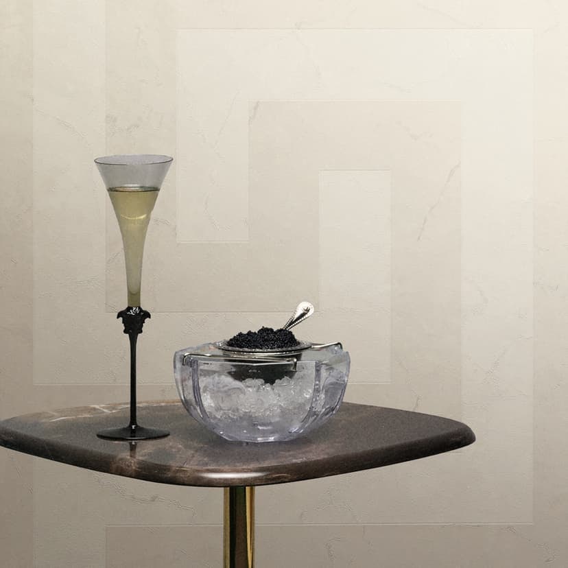 Papel pintado no tejido Versace meandro griego grafico crema gris marmol look moderno lujoso