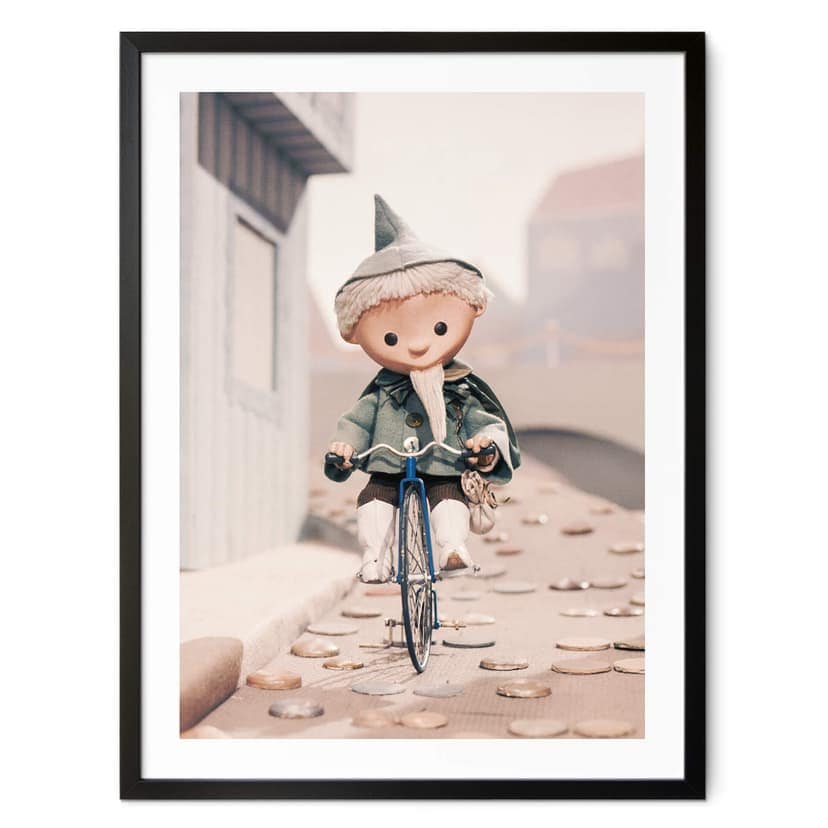 Póster infantil Nuestro hombre de arena - Sandman monta en bicicleta