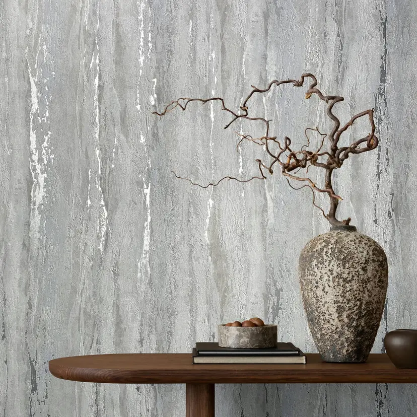 Papel pintado no tejido con aspecto de yeso gris brillante y de textura gruesa