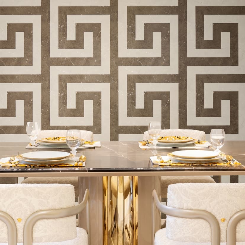 Papel pintado no tejido Versace meandro griego grafico marron crema gris marmol look de lujo