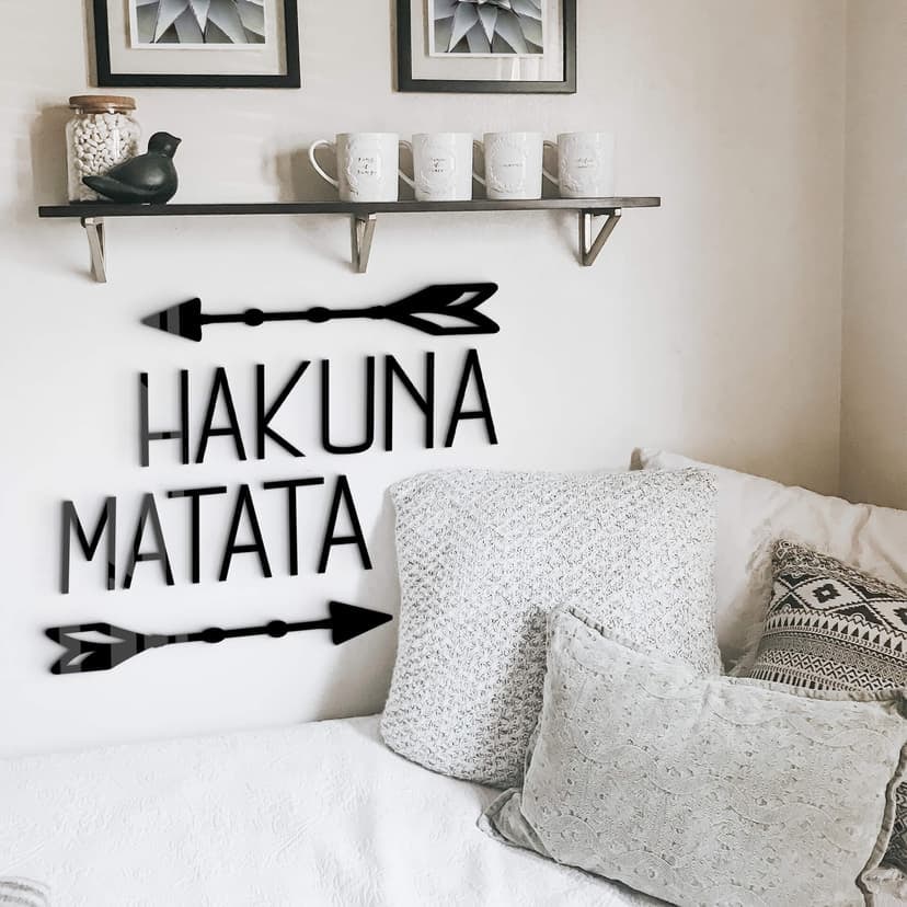 Letras acrílicas Hakuna Matata con flechas