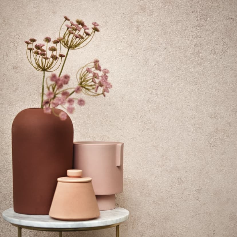 Papel pintado no tejido con aspecto de escayola moderna de color beige, textura roja