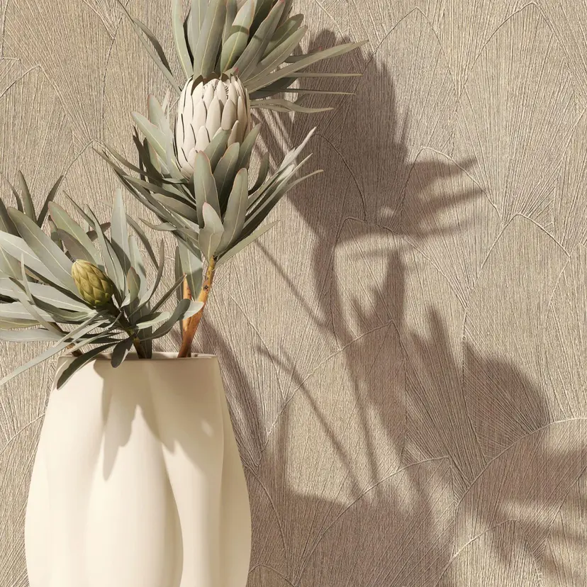 Papel pintado no tejido con motivo de hojas texturizadas floral beige