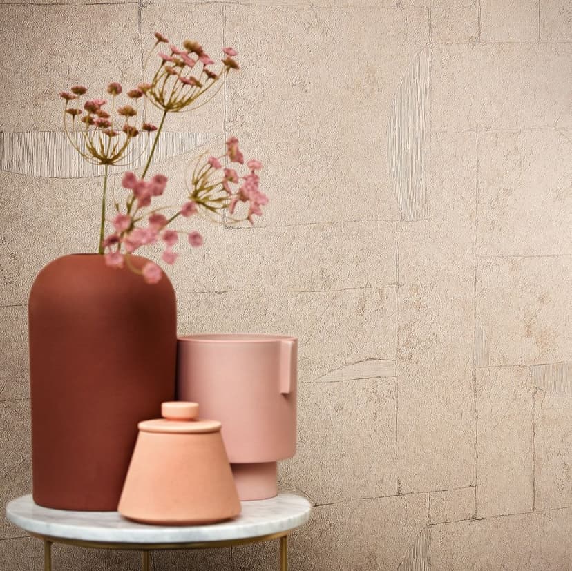 Papel pintado no tejido con aspecto de escayola en beige, azulejos gráficos rojos