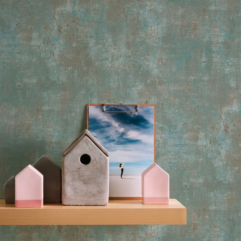 Papel pintado no tejido en gris azulado de aspecto usado con detalles dorados para un ambiente elegante