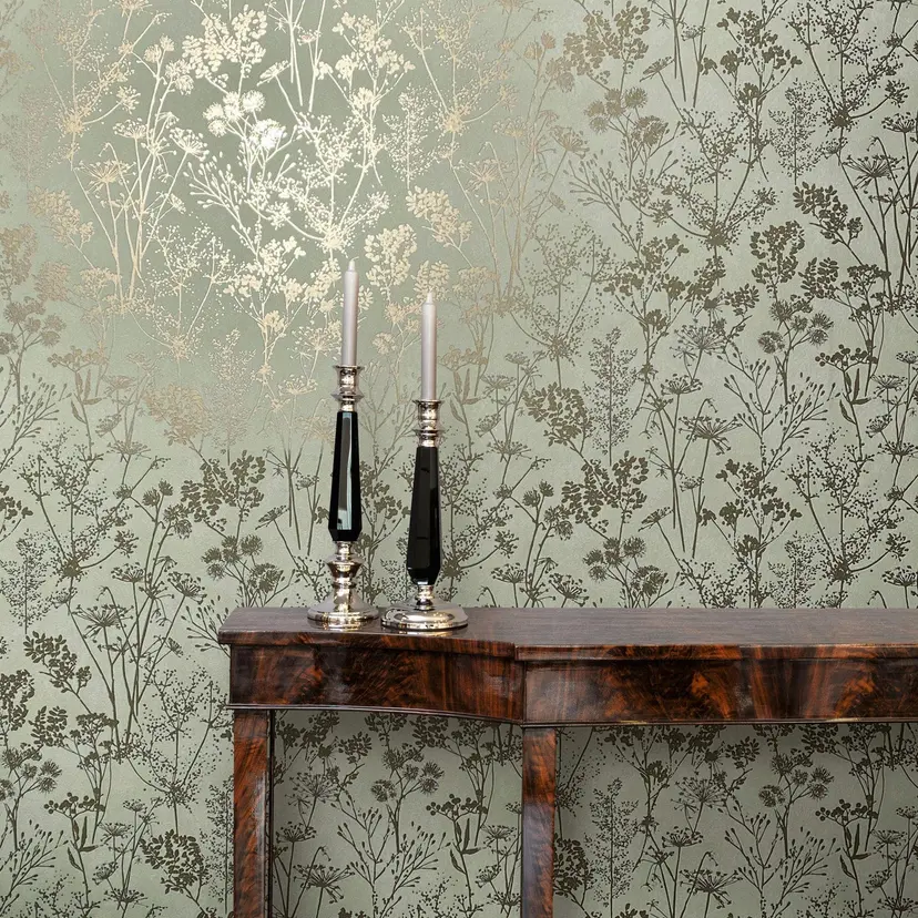 Papel pintado no tejido de color verde, motivo de hojas doradas aspecto floral naturaleza