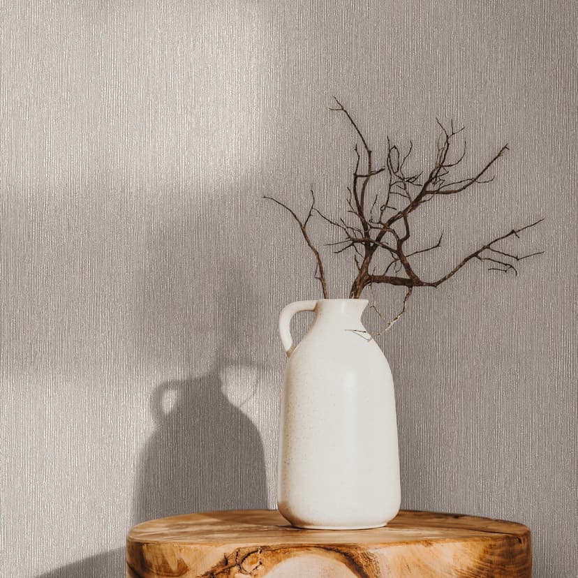 Papel pintado no tejido de aspecto textil con superficie texturada gris, marrón liso