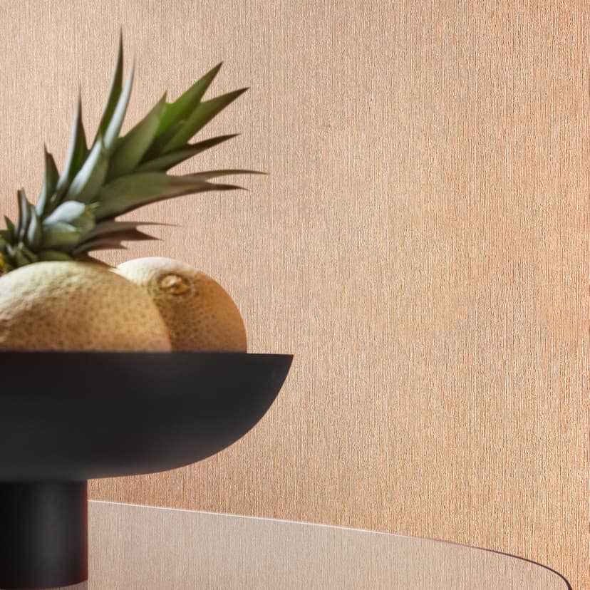 Papel pintado no tejido de líneas finas y textura ligera beige, rojo liso